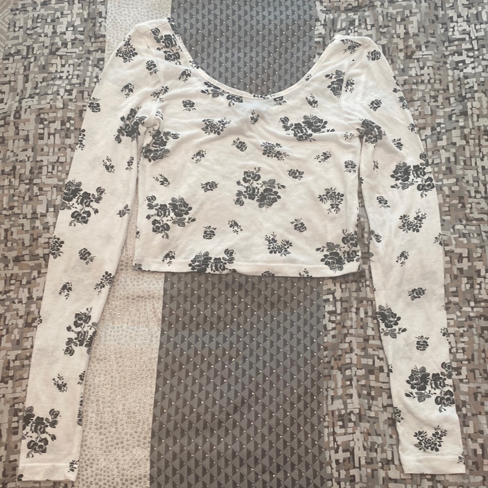 Nollie Size XS - White & Black Floral Long Sleeve Crop Top